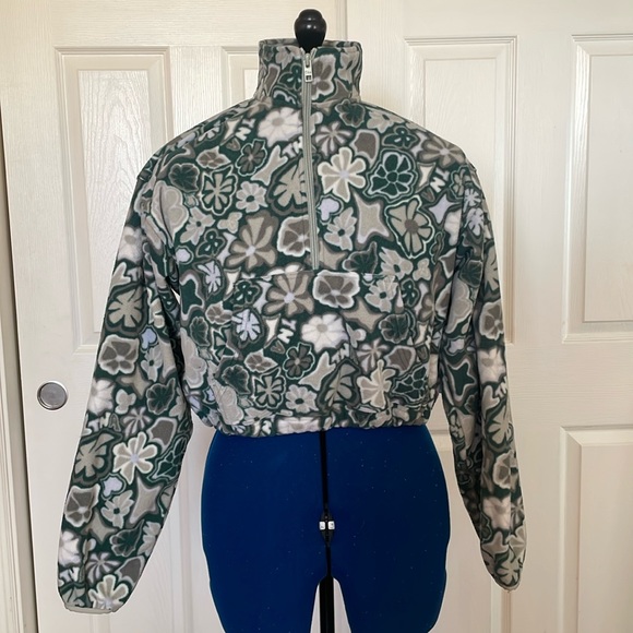 TNA Sweaters - Aritzia TNA Fleece 1/2 zip 🍀